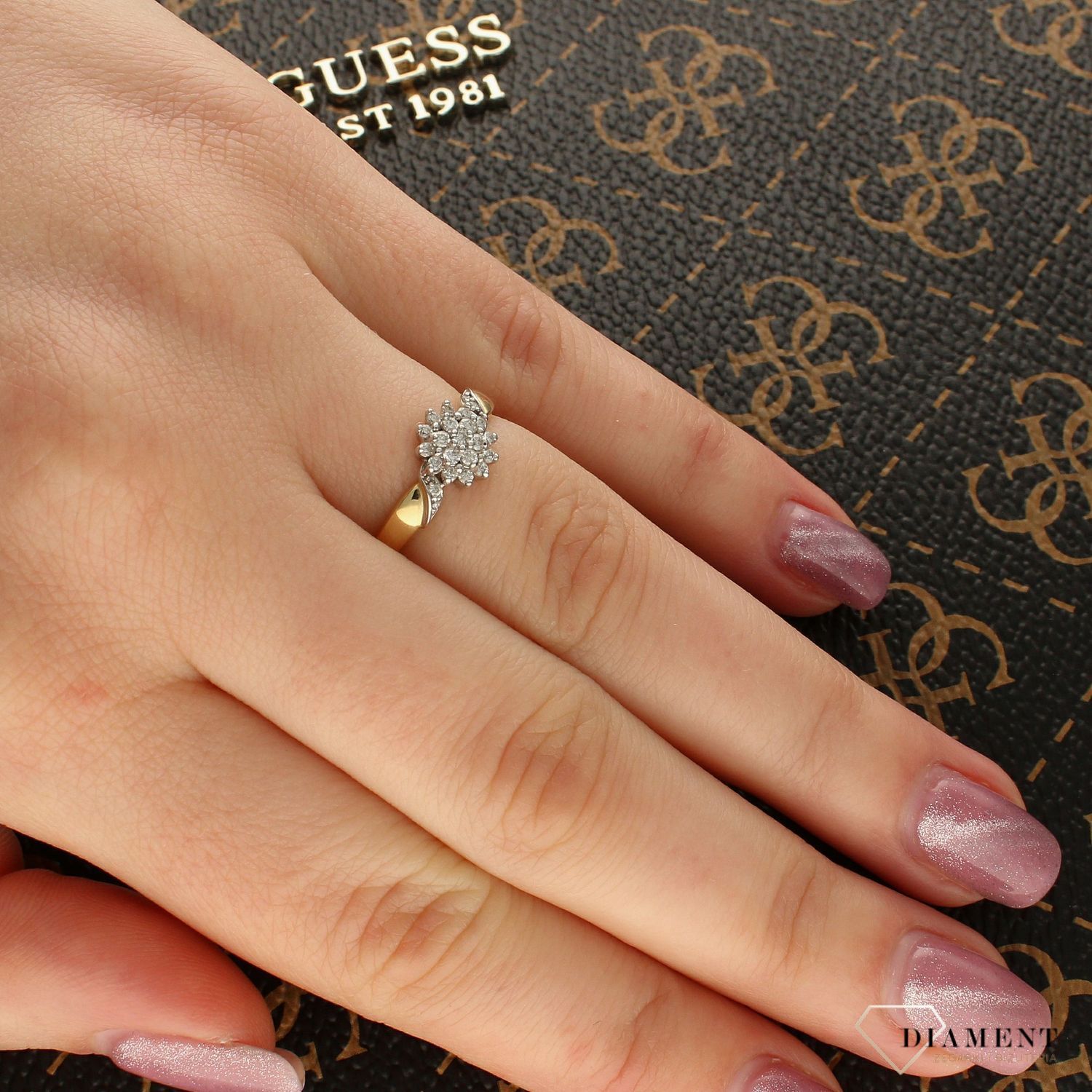 Pierścionek złoty DIAMENT białe i żółte złoto, diament.  Złoto i brylanty to wyjątkowe połączenie, które kobiety wprost uwielbiają. Pierścionek ofiarowany ukochanej kobiecie stanie się pięknym 1.jpg